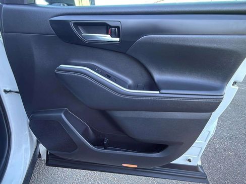 Used 2021 Toyota Highlander XLE image 14