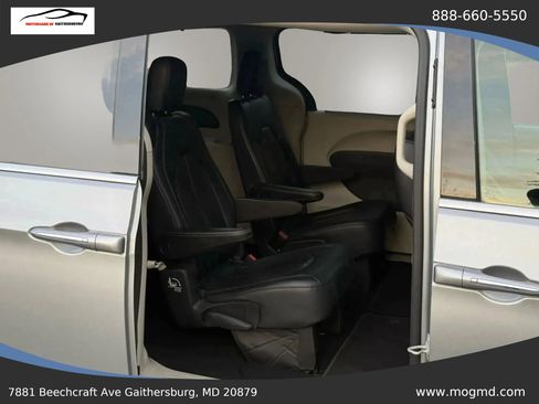 Used 2017 Chrysler Pacifica Touring-L FWD image 26