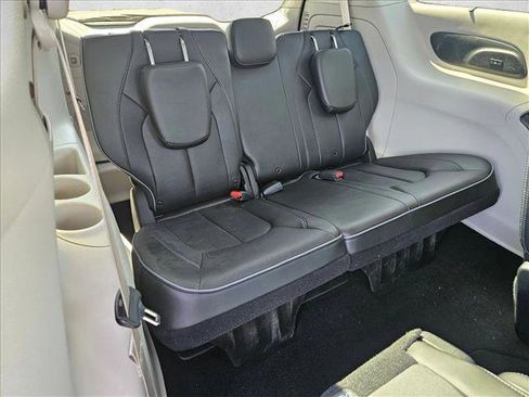 Used 2019 Chrysler Pacifica Limited FWD image 21