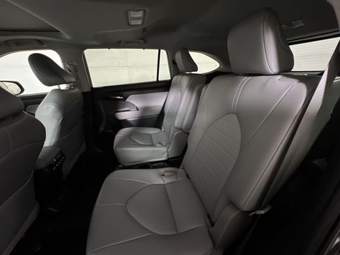 Used 2022 Toyota Highlander XLE AWD/4WD image 24