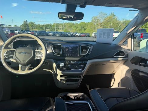 Used 2018 Chrysler Pacifica Limited w/ Tire & Wheel Group FWD image 7