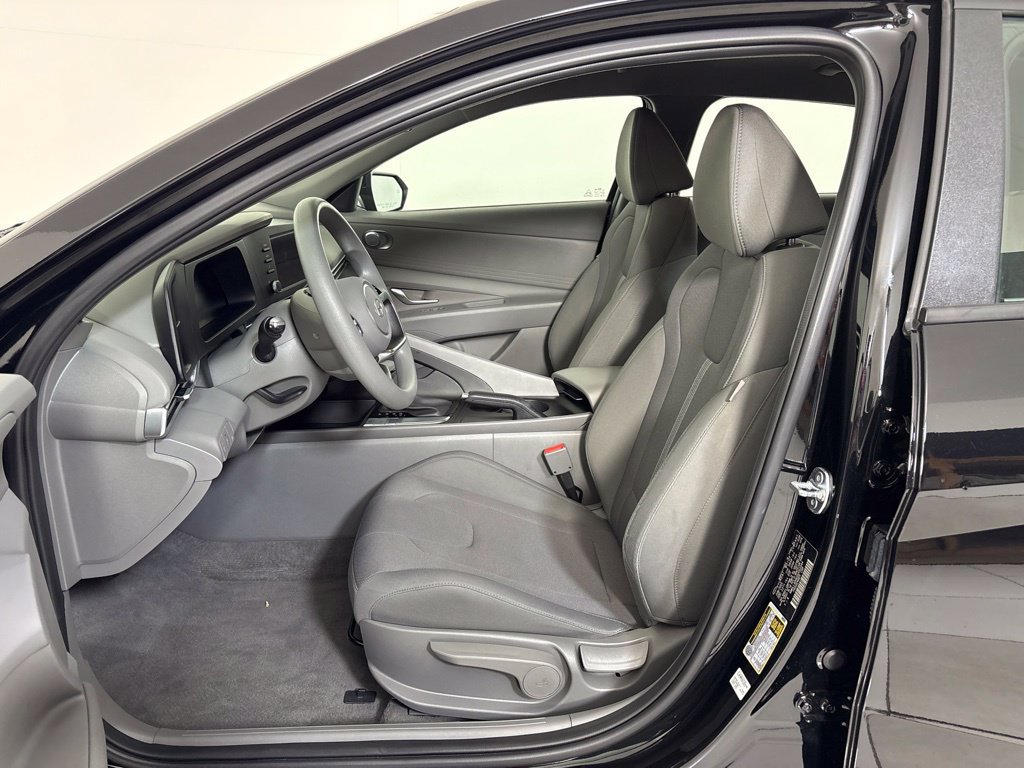 Used 2025 Hyundai Elantra SE FWD image 14