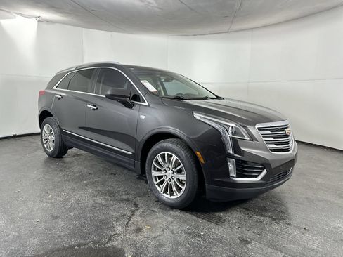 Used 2018 Cadillac XT5 Luxury w/ Driver Awareness Package FWD image 2