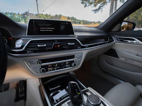 Used 2018 BMW 750i image 19
