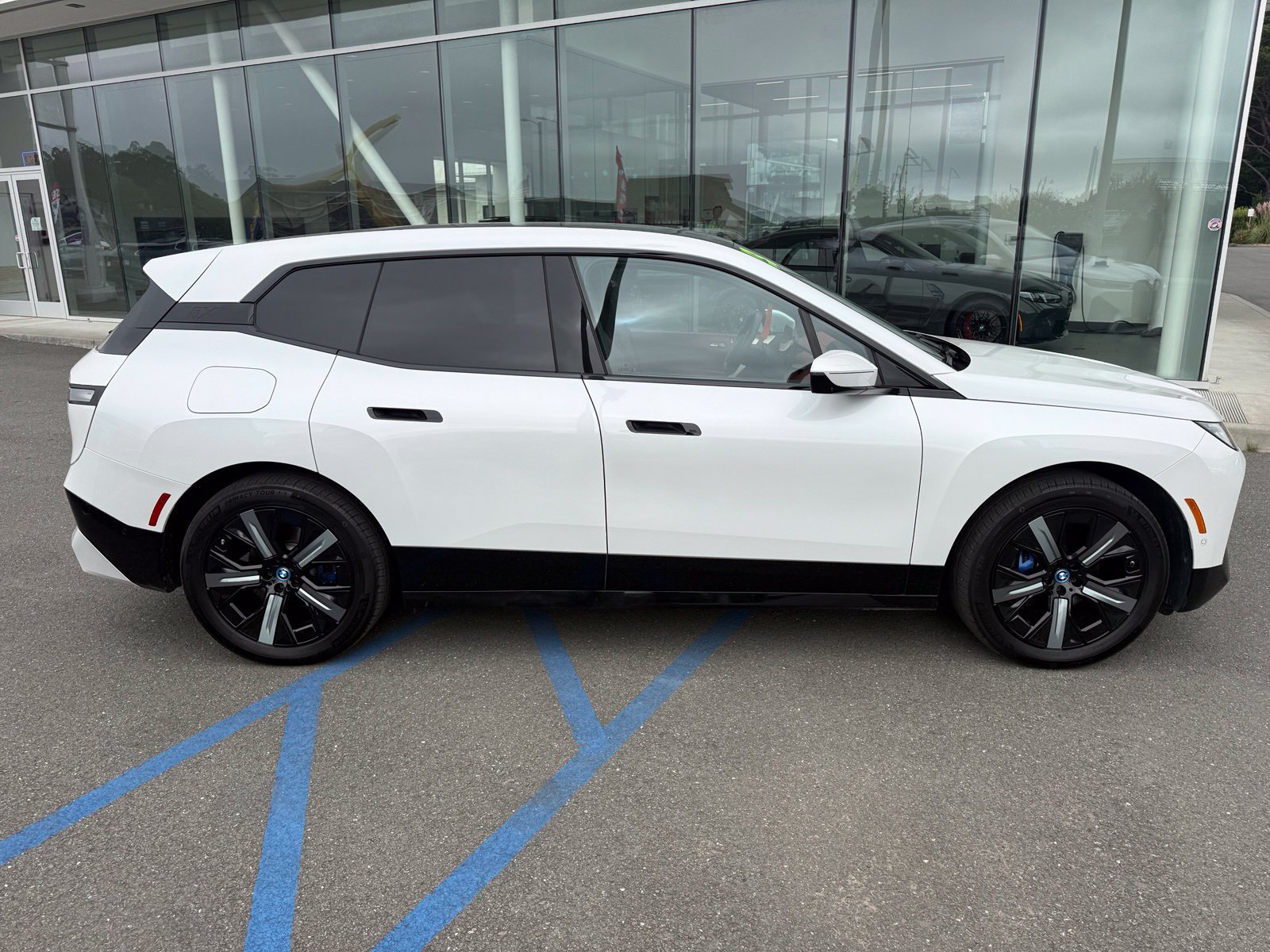 Used 2023 BMW iX xDrive50 w/ Premium Package AWD/4WD image 9