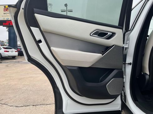 Used 2019 Land Rover Range Rover Velar R-Dynamic SE image 28