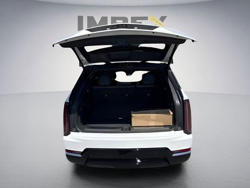 Used 2025 Cadillac Escalade IQ Luxury 2 w/ LPO, Premium Carpet Package AWD/4WD image 9