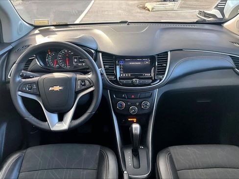 Used 2022 Chevrolet Trax LT w/ LT Convenience Package image 14