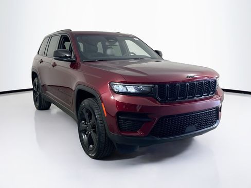 Used 2023 Jeep Grand Cherokee Altitude RWD image 3
