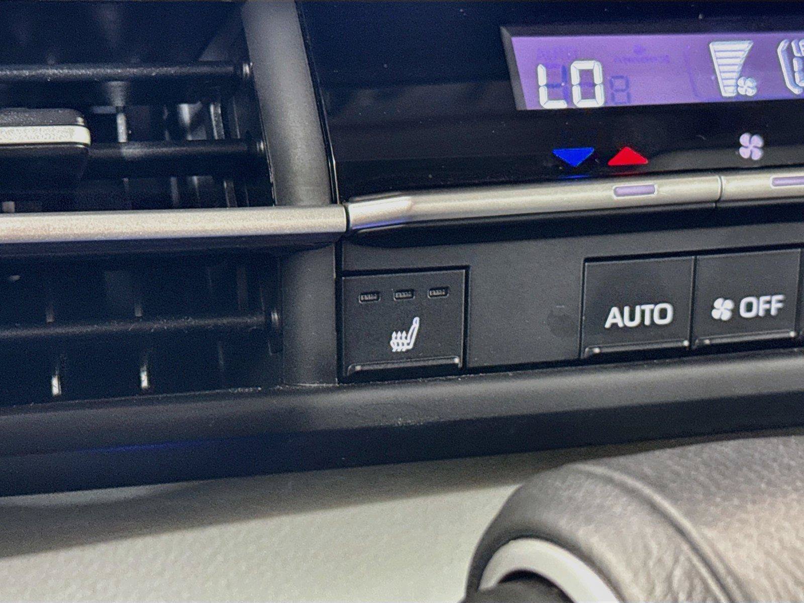 Certified 2025 Toyota Sienna XLE FWD image 8