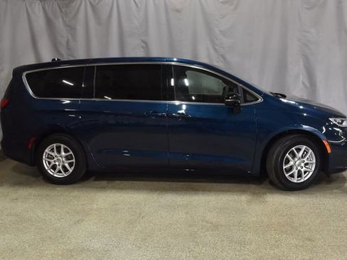 Certified 2025 Chrysler Pacifica Select image 3