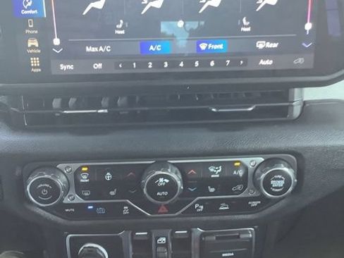Certified 2024 Jeep Wrangler Unlimited AWD/4WD image 24