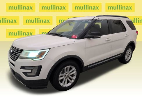 Used 2017 Ford Explorer XLT w/ Equipment Group 201A FWD image 10