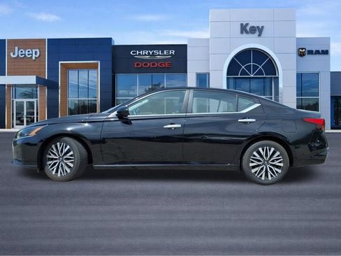 Used 2023 Nissan Altima 2.5 SV FWD image 2