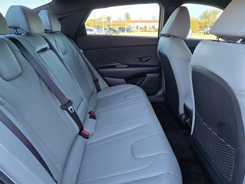 Used 2025 Hyundai Elantra Limited image 23