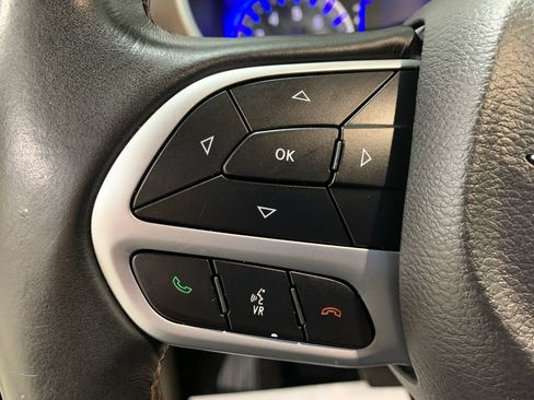 Used 2018 Chrysler Pacifica Touring-L w/ Tire & Wheel Group FWD image 17