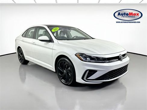 Used 2025 Volkswagen Jetta SE image 1