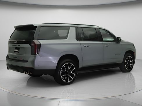 Used 2026 Chevrolet Suburban RST RWD image 4
