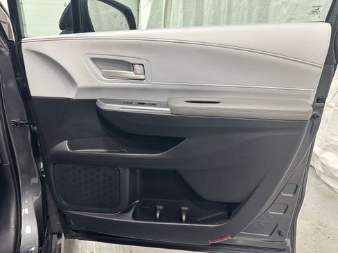 Used 2025 Toyota Sienna LE image 60