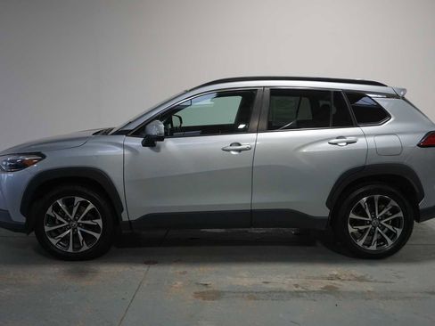 Used 2023 Toyota Corolla Cross XLE image 2
