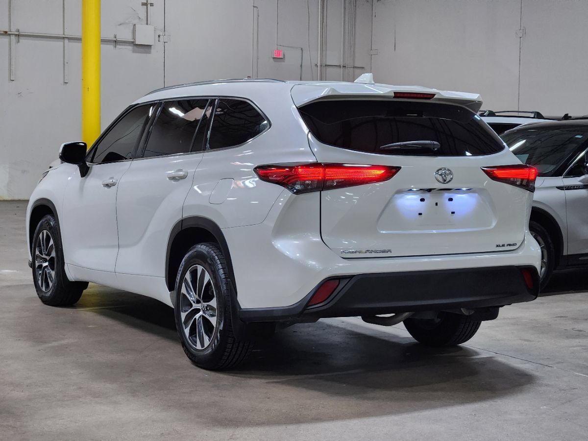 Used 2021 Toyota Highlander XLE AWD/4WD image 11