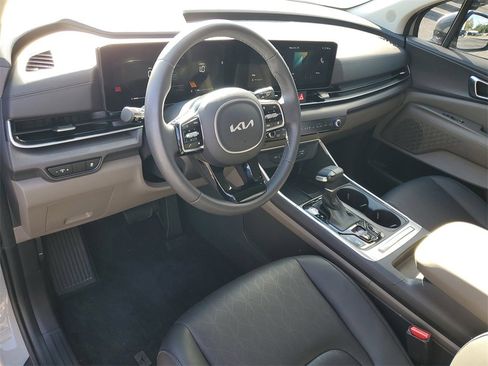 Used 2025 Kia Carnival EX image 6