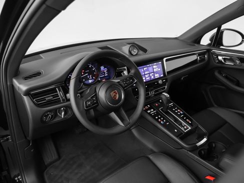 Certified 2025 Porsche Macan image 4