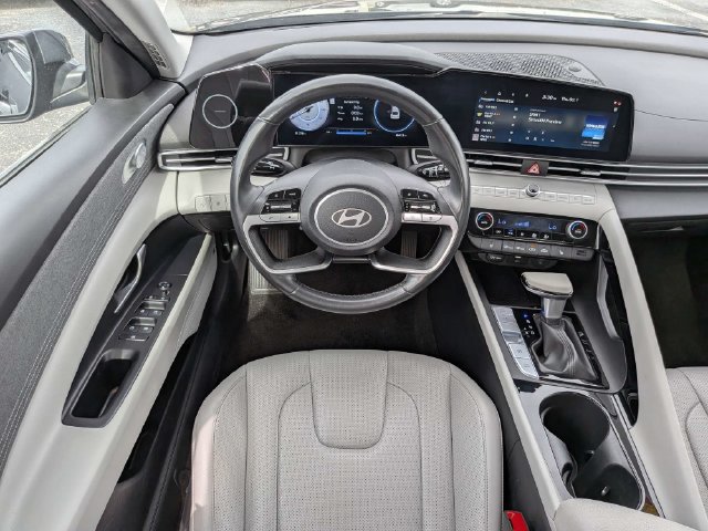 Used 2025 Hyundai Elantra Limited FWD image 14
