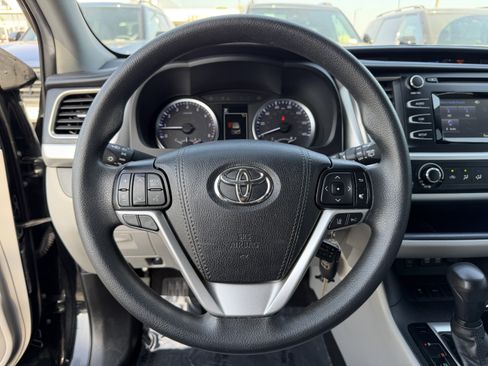Used 2019 Toyota Highlander LE FWD image 17