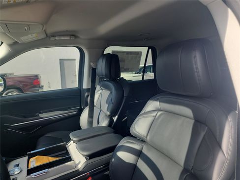 New 2026 Lincoln Navigator Premiere AWD/4WD image 14