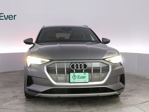 Used 2021 Audi e-tron Prestige w/ Prestige Package image 3