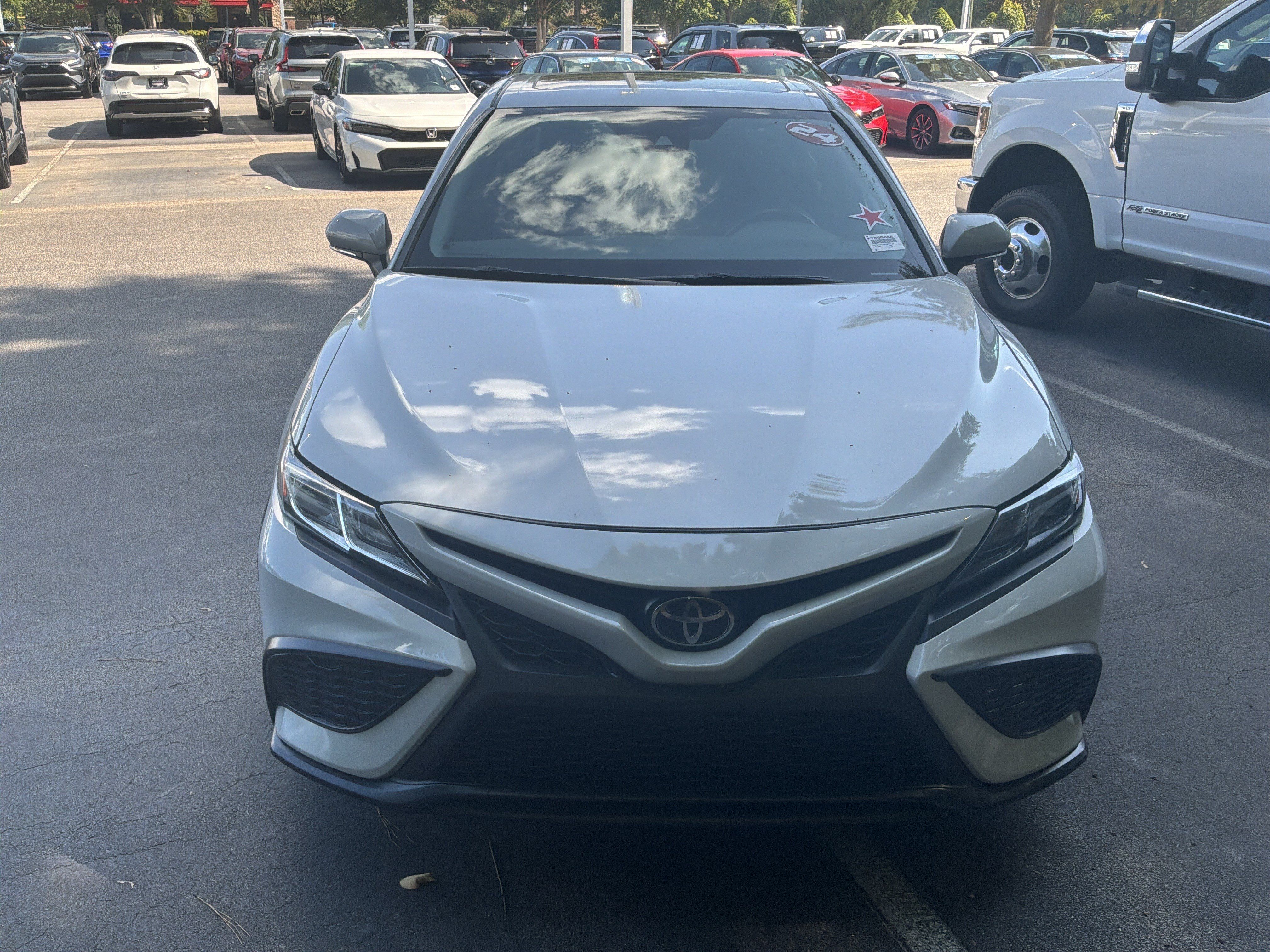 Used 2024 Toyota Camry SE FWD image 3