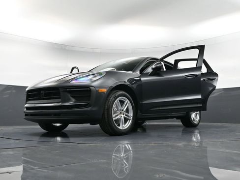 Certified 2025 Porsche Macan AWD/4WD image 39