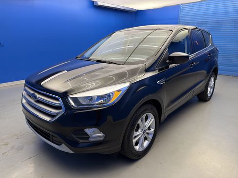 Used 2017 Ford Escape SE image 4