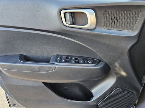 Used 2023 Hyundai Venue SEL image 29