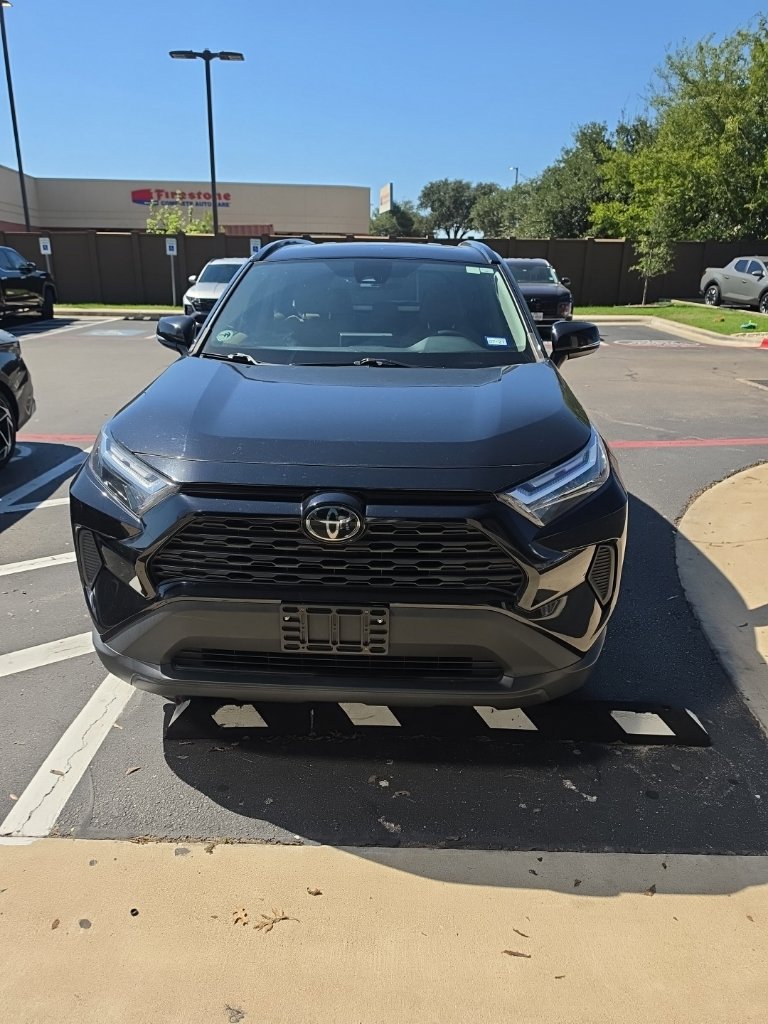 Used 2022 Toyota RAV4 XLE w/ Convenience Package FWD image 2