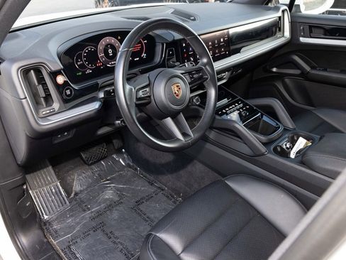 Used 2024 Porsche Cayenne image 2