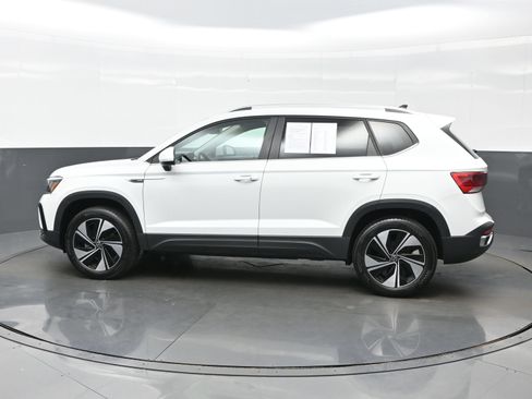 Used 2023 Volkswagen Taos SE w/ Panoramic Sunroof Package AWD/4WD image 3