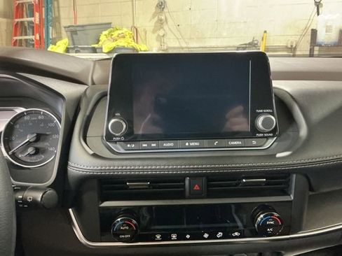 Used 2023 Nissan Rogue SV image 19