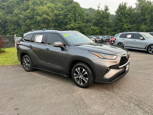 Used 2024 Toyota Highlander XLE AWD/4WD image 7