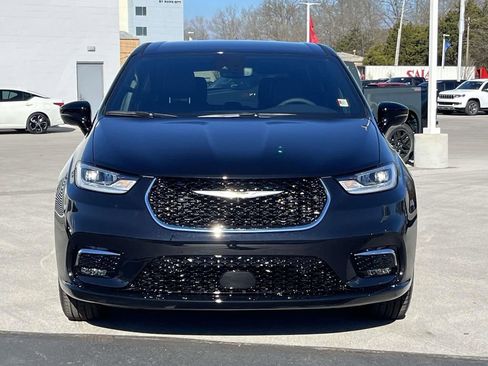 New 2026 Chrysler Pacifica Select image 2