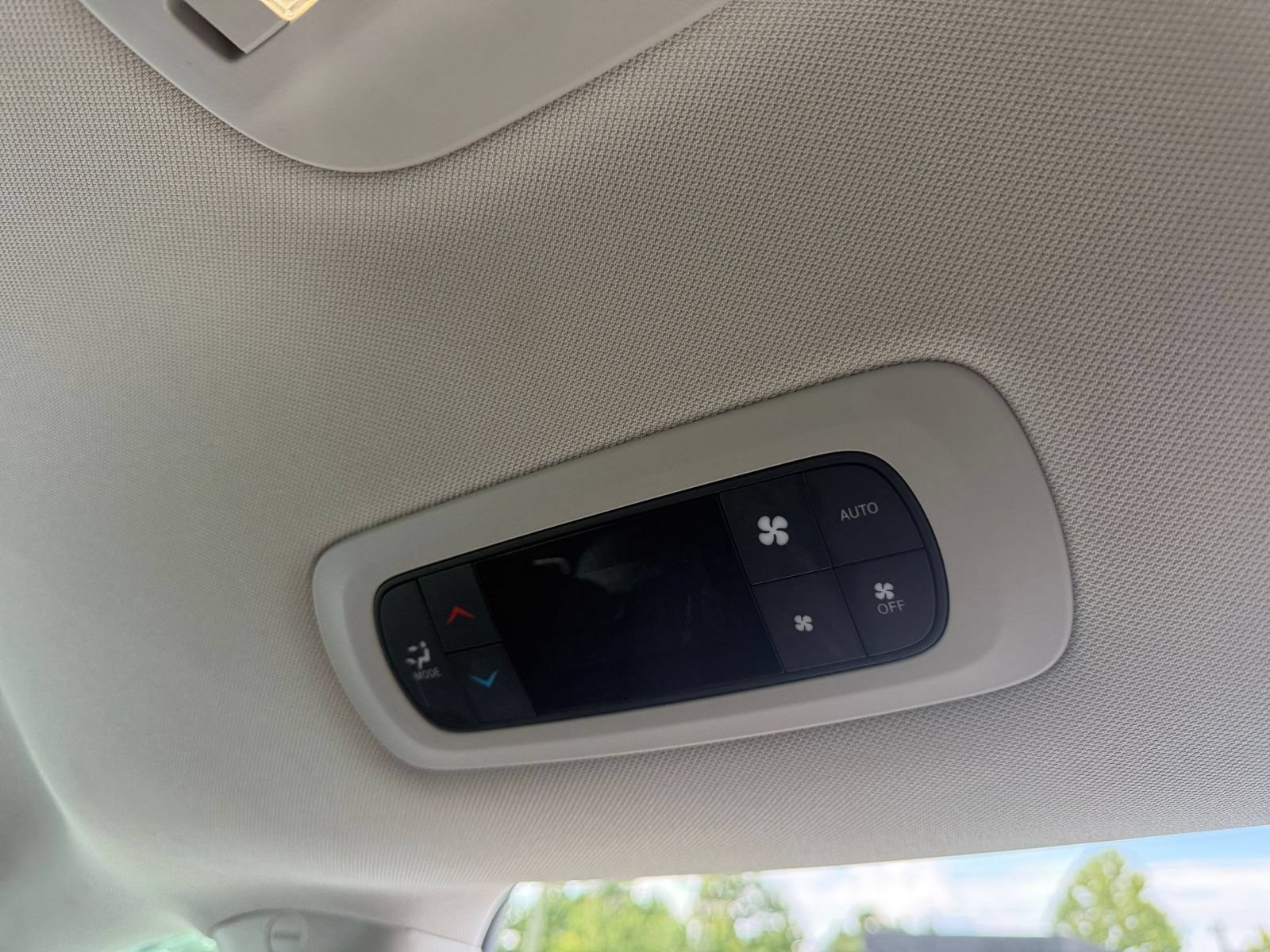 Used 2024 Chrysler Pacifica Touring-L FWD image 24