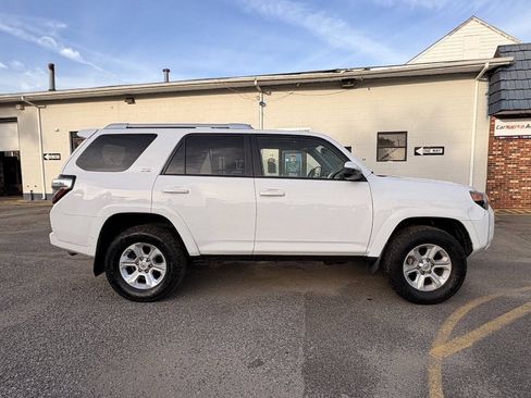 Used 2016 Toyota 4Runner SR5 AWD/4WD image 8