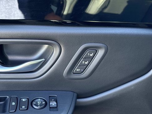 Used 2025 Honda Pilot Touring image 13