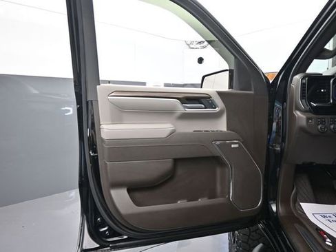 Used 2025 Chevrolet Silverado 1500 LT Trail Boss w/ LT Trail Boss Premium Package AWD/4WD image 9