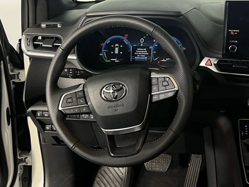 Used 2025 Toyota Sienna XSE image 15