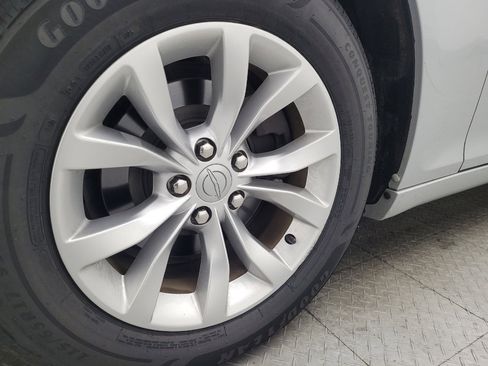 Used 2020 Chrysler 300 Touring image 31