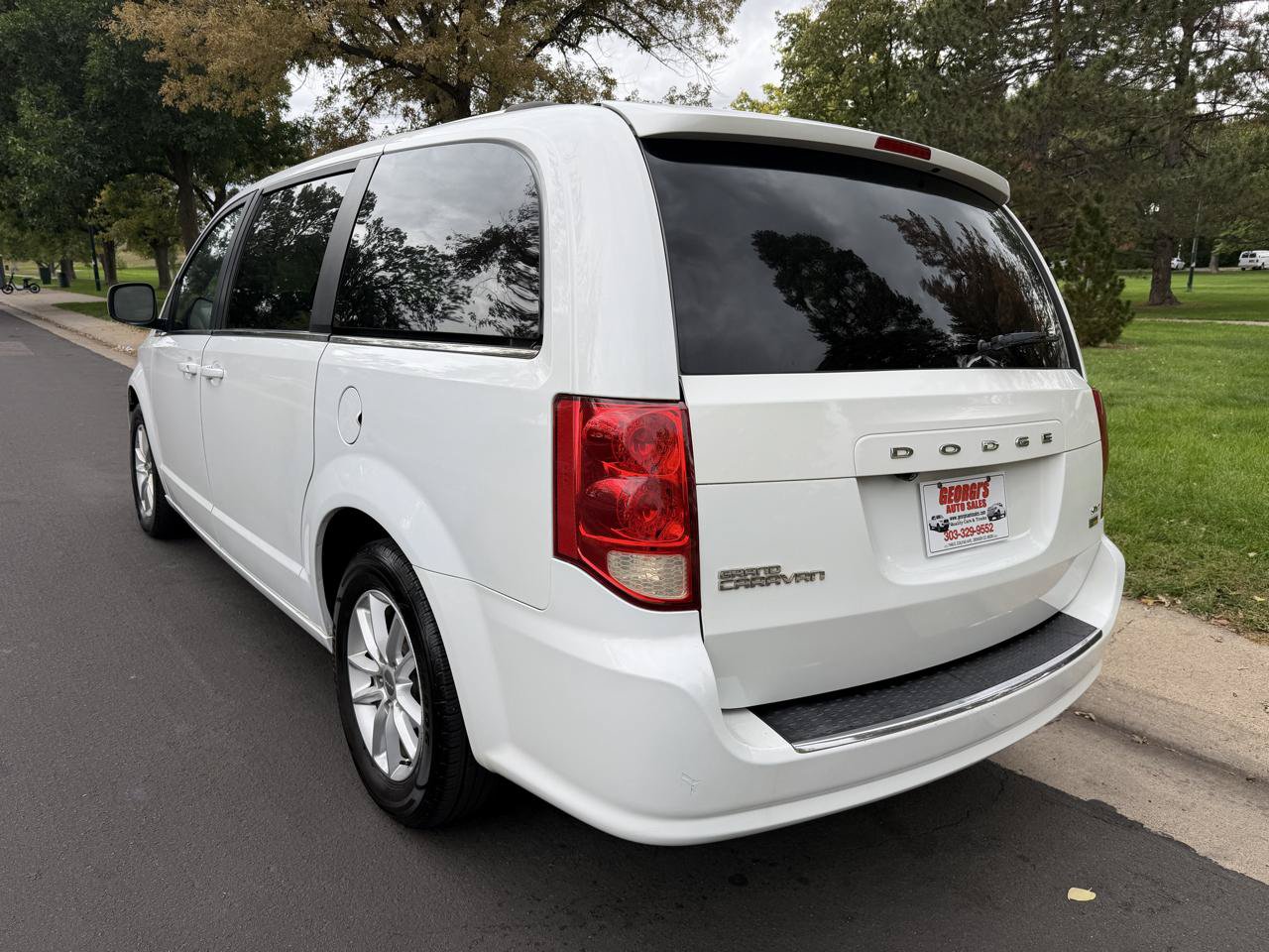 Used 2019 Dodge Grand Caravan SXT FWD image 3