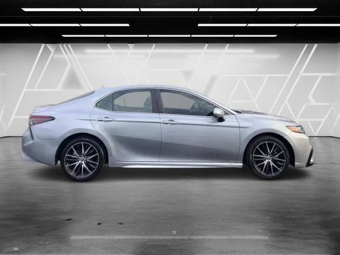 Used 2022 Toyota Camry SE image 5