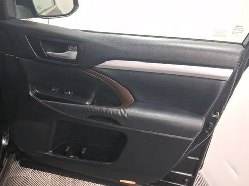 Used 2015 Toyota Highlander XLE AWD/4WD image 17